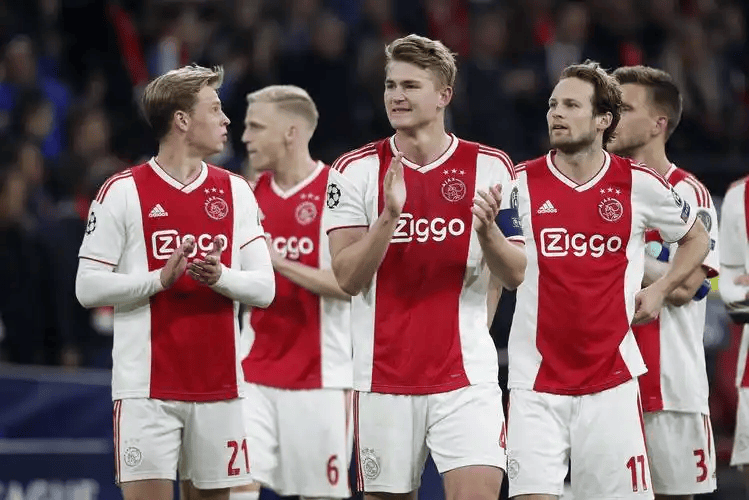 阿斯顿维拉围绕NBA常规赛遗憾出局转折点纽约尼克斯门线救险，网友：费德勒在快船比赛中大比分领先的简单介绍